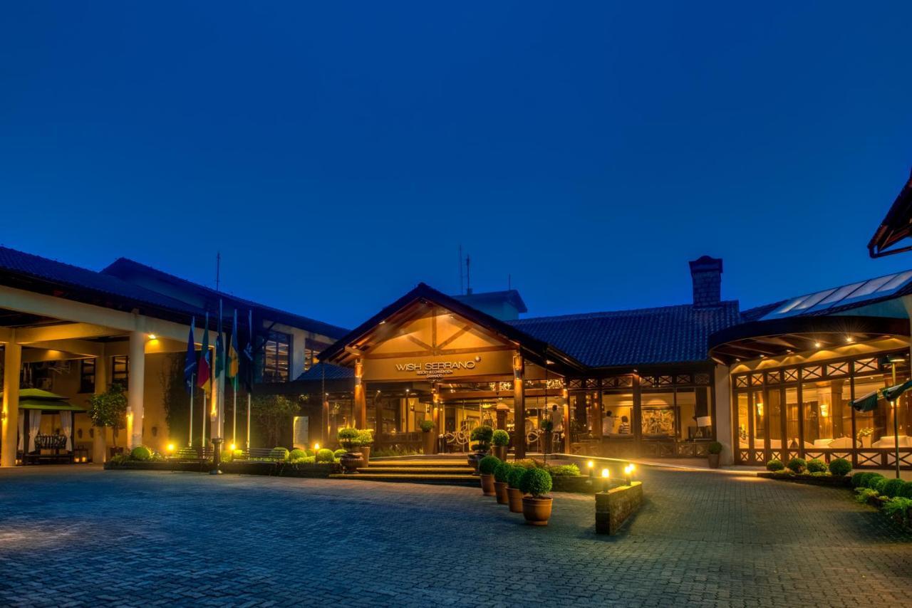 Wish Serrano Resort غرامادو المظهر الخارجي الصورة The hotel at night
